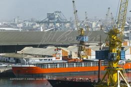 Image du Maroc Professionnelle de  Les grues du port de Casablanca s’activent au déchargement des importations de matériaux fer, bois en provenance des autres continents. 31 Décembre 2003. (Photo / Abdeljalil Bounhar) 